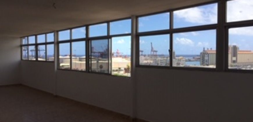 Venta de piso en LA ULTIMA Planta de Edificio de gran altura en la zona Puerto- Canteras
